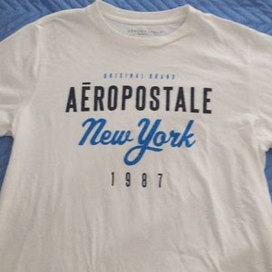 I’m selling a white tee from Aeropostale